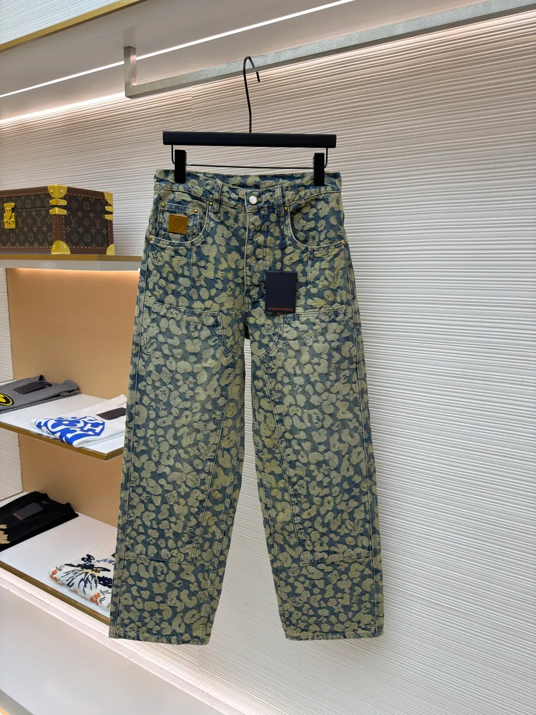 LOUIS VUITTON letter jacquard pearl buckle work denim trousers ●Original version: Purchased and developed by 14099 ●Item number: 1682239-B85 ●Material: denim fabric ●Technology: jacquard production ●Version: fitted version ●Weight: about 905 grams ●Size: 28-30-32-34-36 ●Description: These printed jeans are made of 12-ounce heavyweight denim. They are treated with enzyme washing and stone grinding. The fabric is soft and retains a crisp texture, while forming a natural distressed texture. The camouflage printing on the trousers adopts digital direct injection technology, and the ink penetrates into the yarn. The pattern color is firm, layered and not easy to crack and fall off. The shape is a loose straight cut, using three-dimensional cutting technology to fit ergonomics, and the crotch is reinforced with classic horsetail technology to improve wearing comfort and durability. The waistband is equipped with custom-made metal buttons and I-buckles, which have been treated with anti-oxidation plating and have a thick texture. The edges of the pockets are made of double-lane stitching, with fine and even stitching. The side seams and inseam are all hemmed, and every stitching is tightly stitched. The exquisite trousers-making craftsmanship and quality control are demonstrated in every detail. The overall wiring is straight and delicate, the fabric is comfortable and soft, and the color is consistent without color difference. It can be matched with the same style to create a fashionable look and control various occasions. Customized accessories, complete with three standards, same style for men and women!